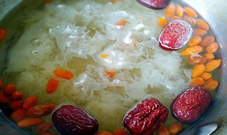 银耳雪梨汤的功效（银耳雪梨汤的功效与做法）