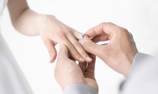 订婚怎么发朋友圈文字（订婚怎么发朋友圈文字内容）