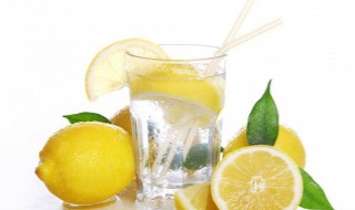 柠檬加蜂蜜泡水喝有什么功效（柠檬加蜂蜜泡水喝有什么功效玻璃瓶图片）