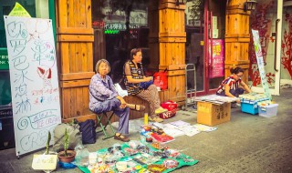 地摊能摆什么（地摊摆什么吃的好卖赚钱）