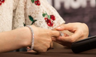 结婚戒指带哪个手指 结婚戒指戴哪个手指男