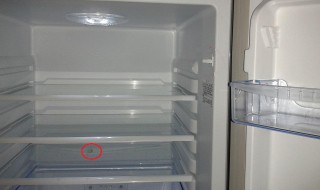 冷藏冰箱里很多水怎么办（冷藏冰箱里很多水怎么办啊）