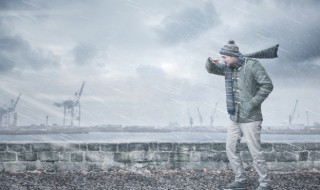 淋了一点雨衣服要洗吗 淋了一点雨衣服要洗吗怎么洗