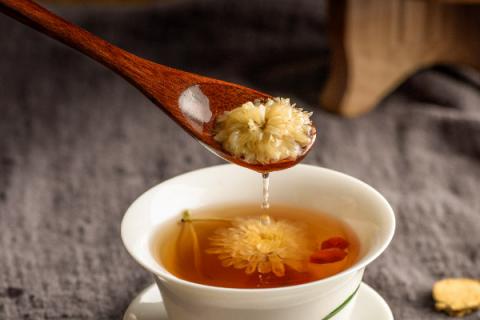 红茶加菊花茶泡水喝有什么功效（红茶和菊花泡茶的功效是什么）