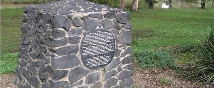 澳大利亚布尔纳格城为什么建立毛虫纪念碑？