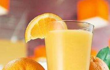 鲜榨橙汁的功效与作用（鲜榨橙汁的功效与作用是什么）