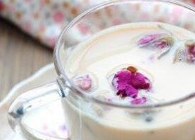 牛奶泡玫瑰花的泡法和功效 玫瑰花牛奶泡澡的功效与作用