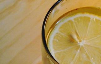 鲜柠檬水的功效与作用 鲜柠檬水的功效与作用及副作用
