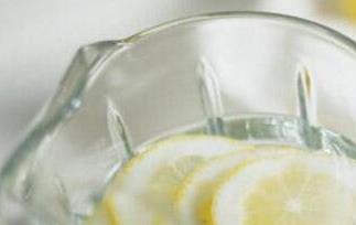 柠檬片泡水的副作用和禁忌 柠檬片泡水的副作用和禁忌有哪些