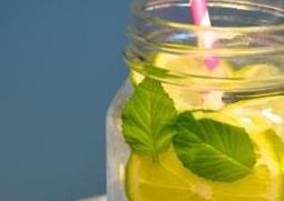 柠檬蜂蜜水的功效与作用（晚上喝柠檬蜂蜜水的功效与作用）