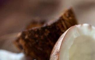 椰子汁和椰子肉的功效与作用（椰子汁和椰子肉的功效与作用及禁忌）