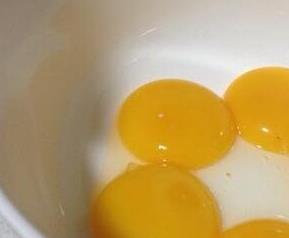 蛋黄的功效与作用 吃鸡蛋黄的功效与作用