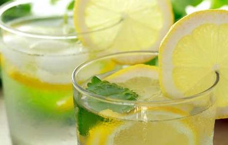 柠檬片泡水的功效 枸杞子和柠檬片泡水的功效