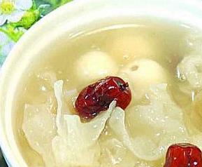 白木耳红枣汤的做法步骤（新鲜白木耳红枣汤的做法）
