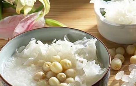 银耳莲子汤
