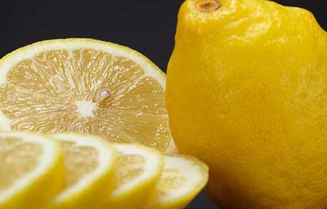柠檬水什么时候喝好 柠檬水什么时候喝好的功效与作用