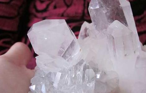 天然水晶和人造水晶的区别（天然水晶和人造水晶的区别在哪里?）