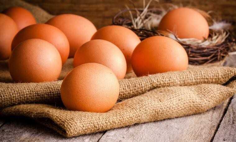 鸡蛋在常温的情况下能放久 鸡蛋常温放久了