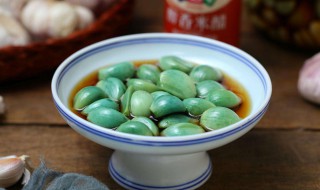 腊八蒜怎么腌制才能又脆又绿（腊八蒜怎么腌制才能又脆又绿又好吃）