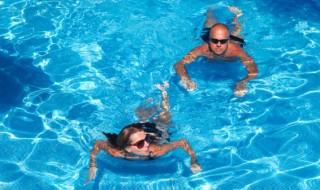 夏天去户外游泳池游泳要注意哪些 夏天去户外游泳池游泳要注意哪些事项
