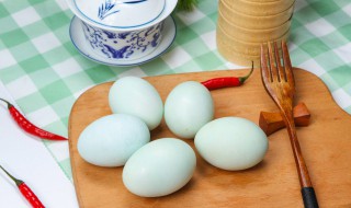煮熟的咸鸭蛋在冰箱里能存放多久（煮熟的咸鸭蛋在冰箱里能存放多久会坏）