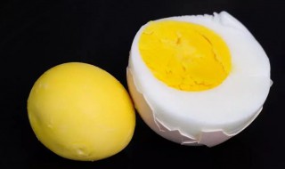 鸡蛋的蛋黄煮熟后为什么变黑 为什么鸡蛋煮熟了蛋黄会变黑