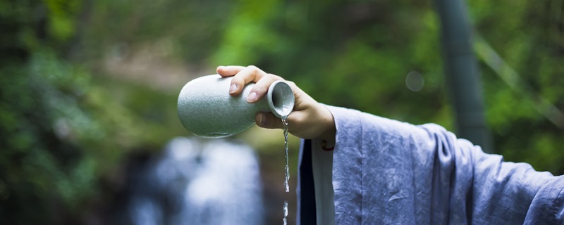 借酒消愁愁更愁抽刀断水水更流意思