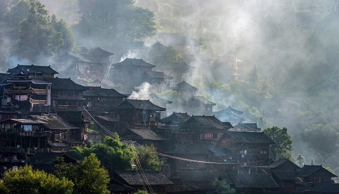 村居抓住了春天的什么景物