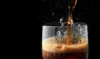为什么碳酸饮料会冒泡泡 碳酸饮料跟什么在一起会冒泡