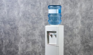 饮水机怎么换水桶 怎么把有水的桶从饮水机换下来