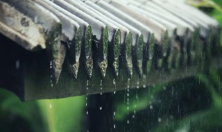 雨季如何防止衣物发霉（雨衣发霉怎么处理）