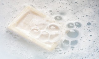 肥皂泡上的彩色斑纹是怎么来的 肥皂泡上的彩色斑纹是怎么来的视频