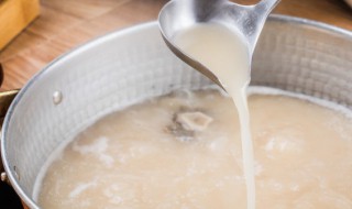 水蛇煲汤要用什么材料煲好（煲水蛇汤需要什么汤料?）