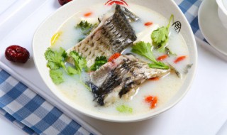 电炖锅煲鲫鱼汤做法（电炖锅鲫鱼豆腐汤做法）