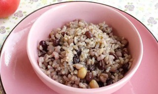 煮熟的糙米饭怎么用保鲜膜分装（煮熟的糙米饭怎么用保鲜膜分装好吃）