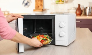 纯钛饭盒可以放微波炉加热吗（微波炉可以带盒子加热吗）