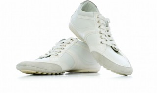 白色皮鞋染上颜色了怎么办 白皮鞋染到颜色怎么办
