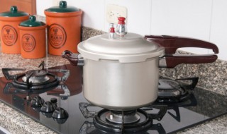 家庭清洗煤气灶的正确方法（燃气灶的清洗方法）