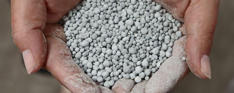 磷肥加熟石灰研磨有气味吗（哪种化肥与熟石灰一起研磨后有刺激性气味）