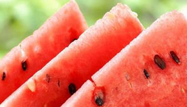 夏天吃西瓜的好处有哪些 夏天吃西瓜有什么好处?