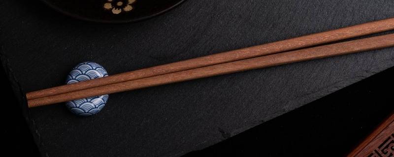 吃完饭筷子应该放在碗上还是桌子上（吃完饭筷子是放在碗上还是放在桌子上）