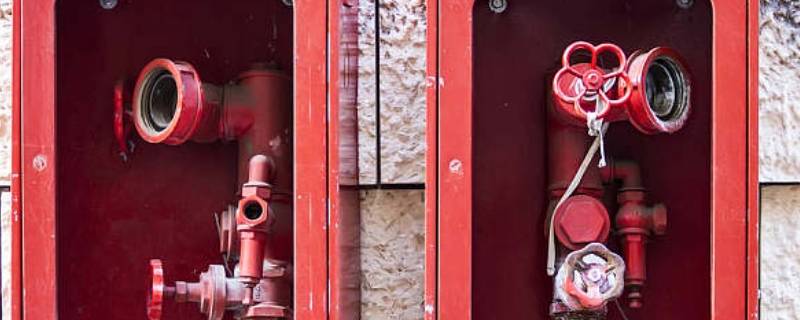 电闸箱起火可以用消防栓吗 发现宿舍楼的电闸箱起火可以用楼内的消防栓