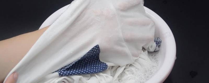 衣服染色怎么洗掉妙招小苏打（小苏打去除衣服染色）