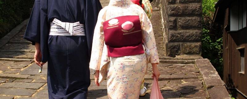日本和服为什么要背个枕头（日本和服背后的枕头）
