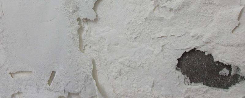 水泥墙上有白色盐霜是什么（水泥墙上有白色盐霜怎么处理）