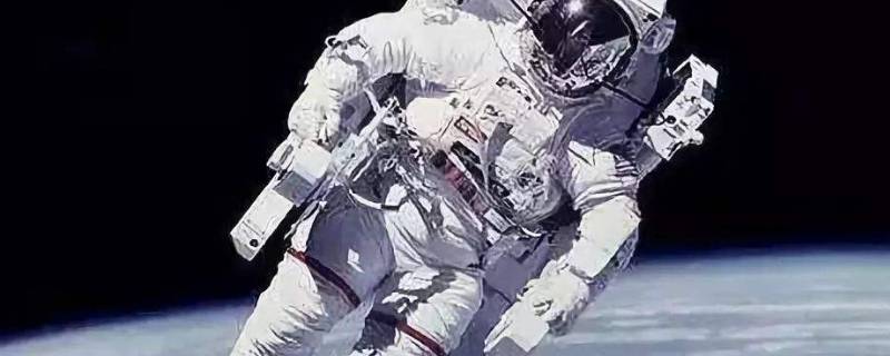 宇航员在太空穿什么衣服 宇航员在太空舱里穿太空服吗