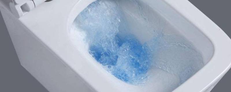马桶蓝色水怎么跑到厨房的（马桶水箱放洁厕宝厨房放出蓝色的水）