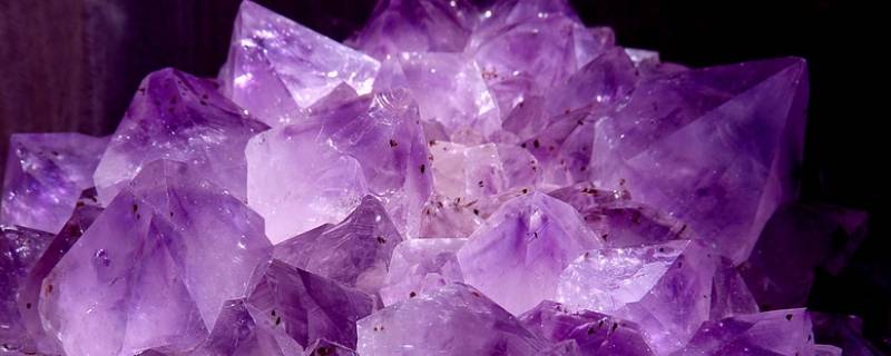 紫色的石头是什么石头（紫色的石头是什么石头图片）