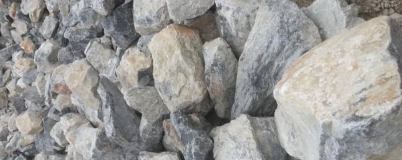 花岗岩主要有哪三种矿物质组成 花岗岩主要由哪三种矿物质组成?