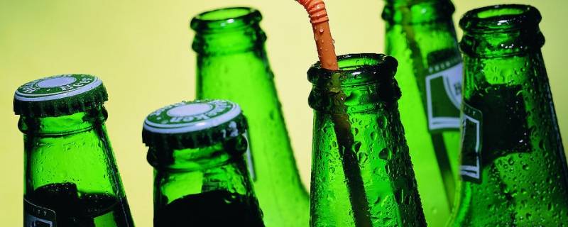 啤酒瓶为什么做成绿色（啤酒瓶为什么要做成绿色的）